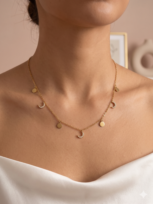 Collier doré à pendentifs strassées et pastilles
