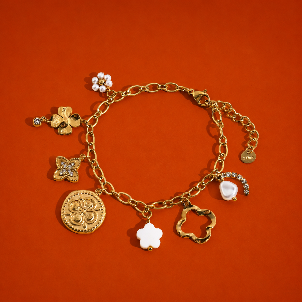 Bracelet doré à charms trèfles et perles effet bonheur