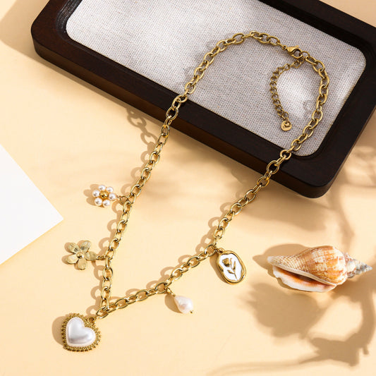 Collier doré à charms cœur perlé et fleurs