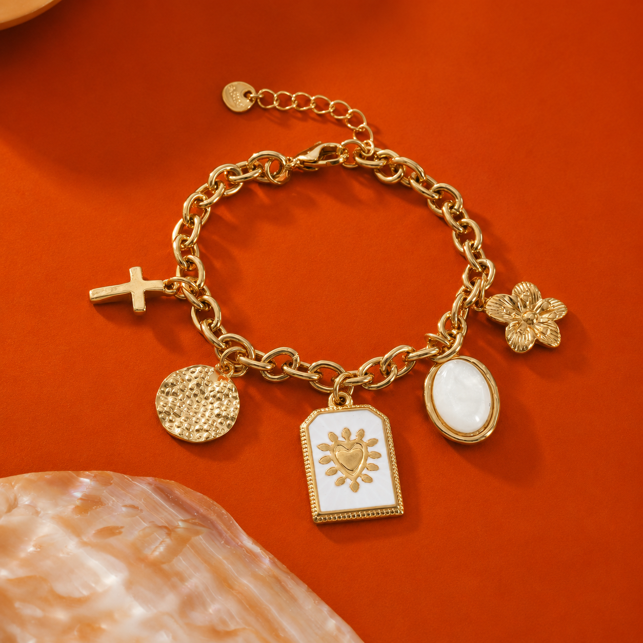 Bracelet doré à charms ex-voto et pendentif ovale émaillé