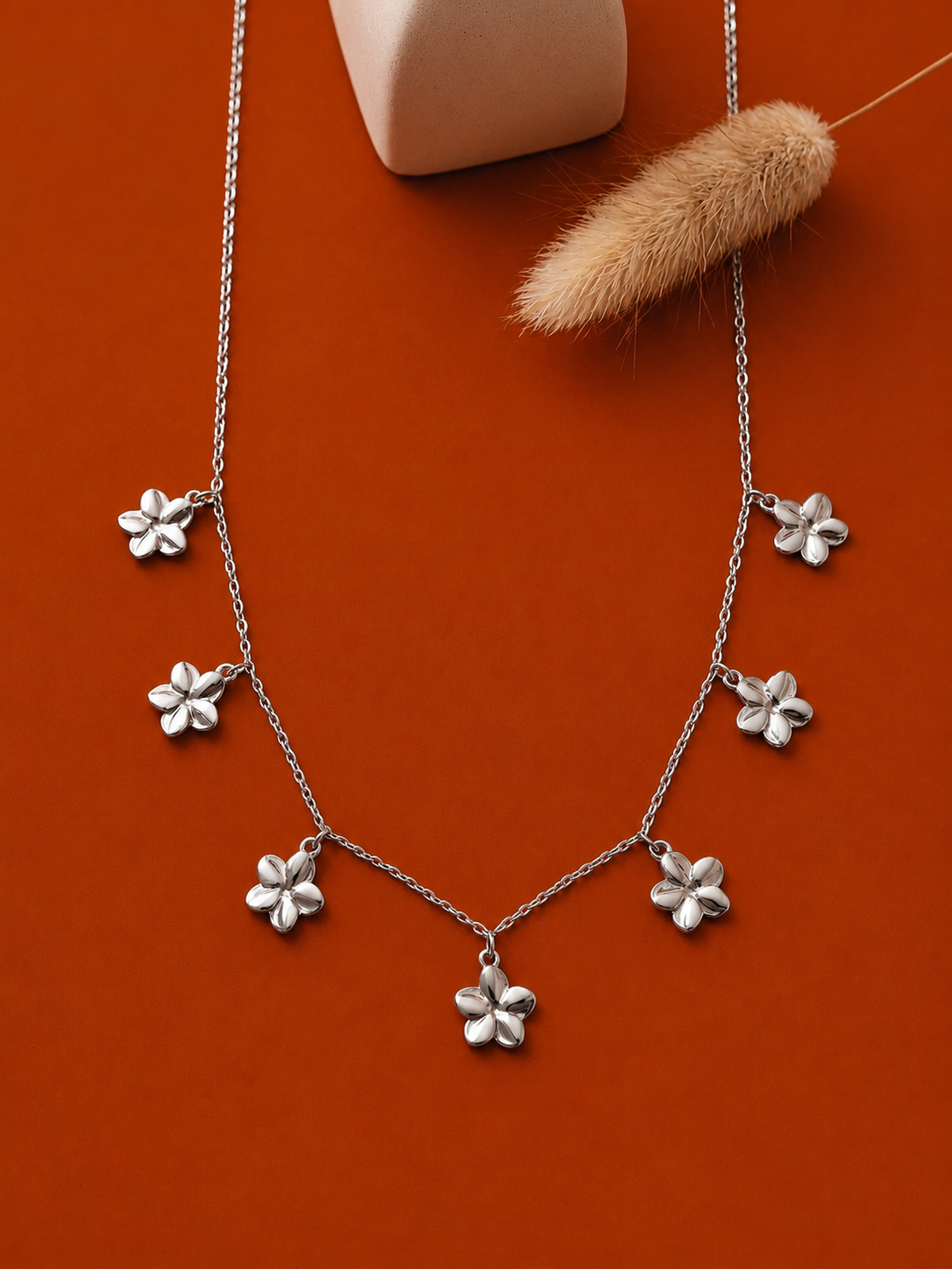 Collier orné de sept fleurs martelées