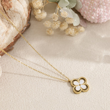 Collier fleur nacrée contour ajouré