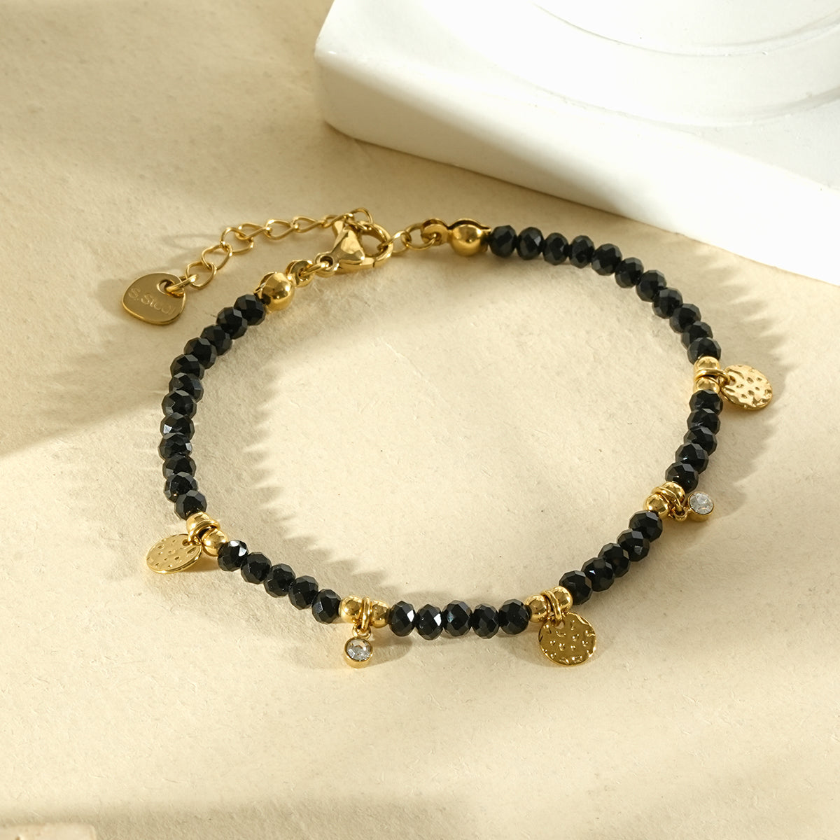 Bracelet Perles Noires & Médaillons – 5th Élément