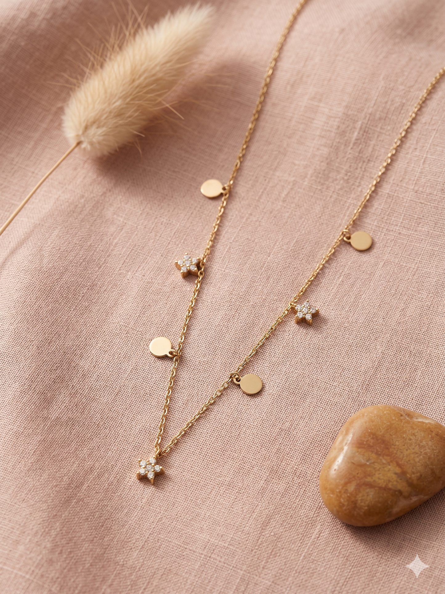 Collier doré à pendentifs strassées et pastilles
