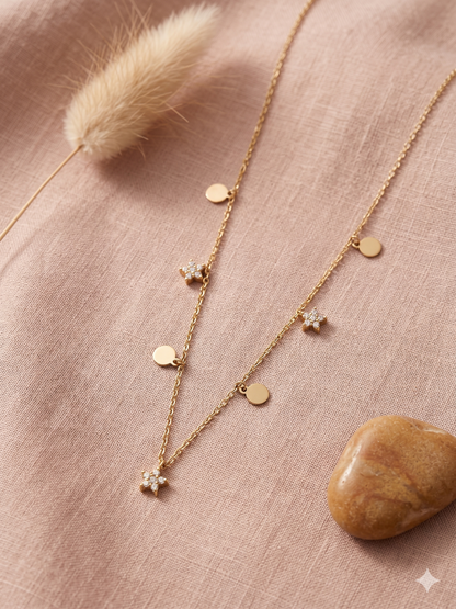 Collier doré à pendentifs strassées et pastilles