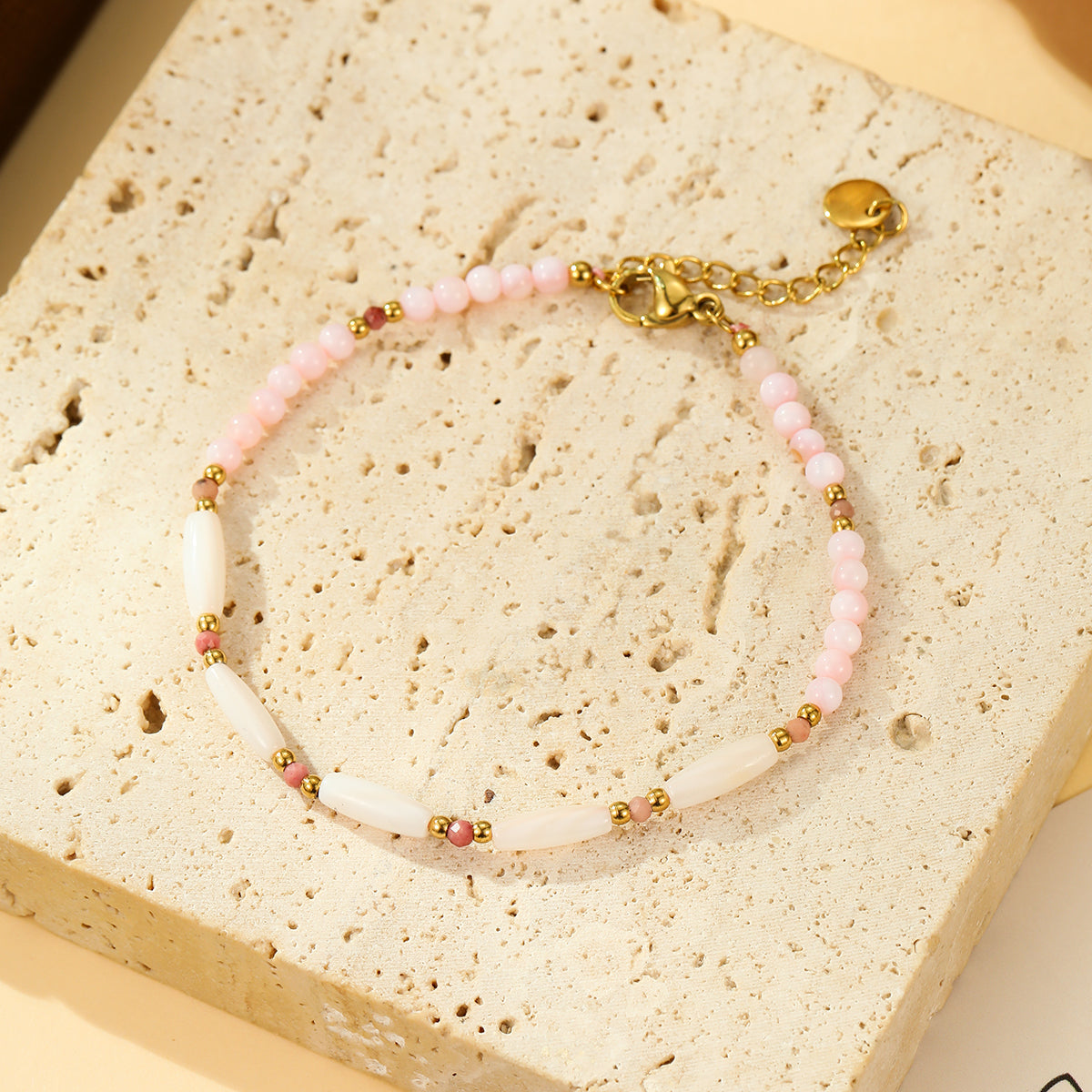 Bracelet Doré Perles et Éclats de Nacre Allongés