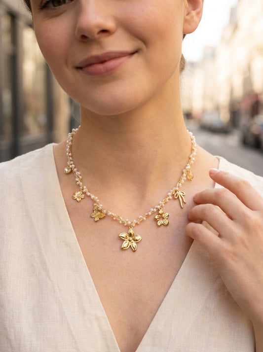 Collier doré à perles fines et charms floraux