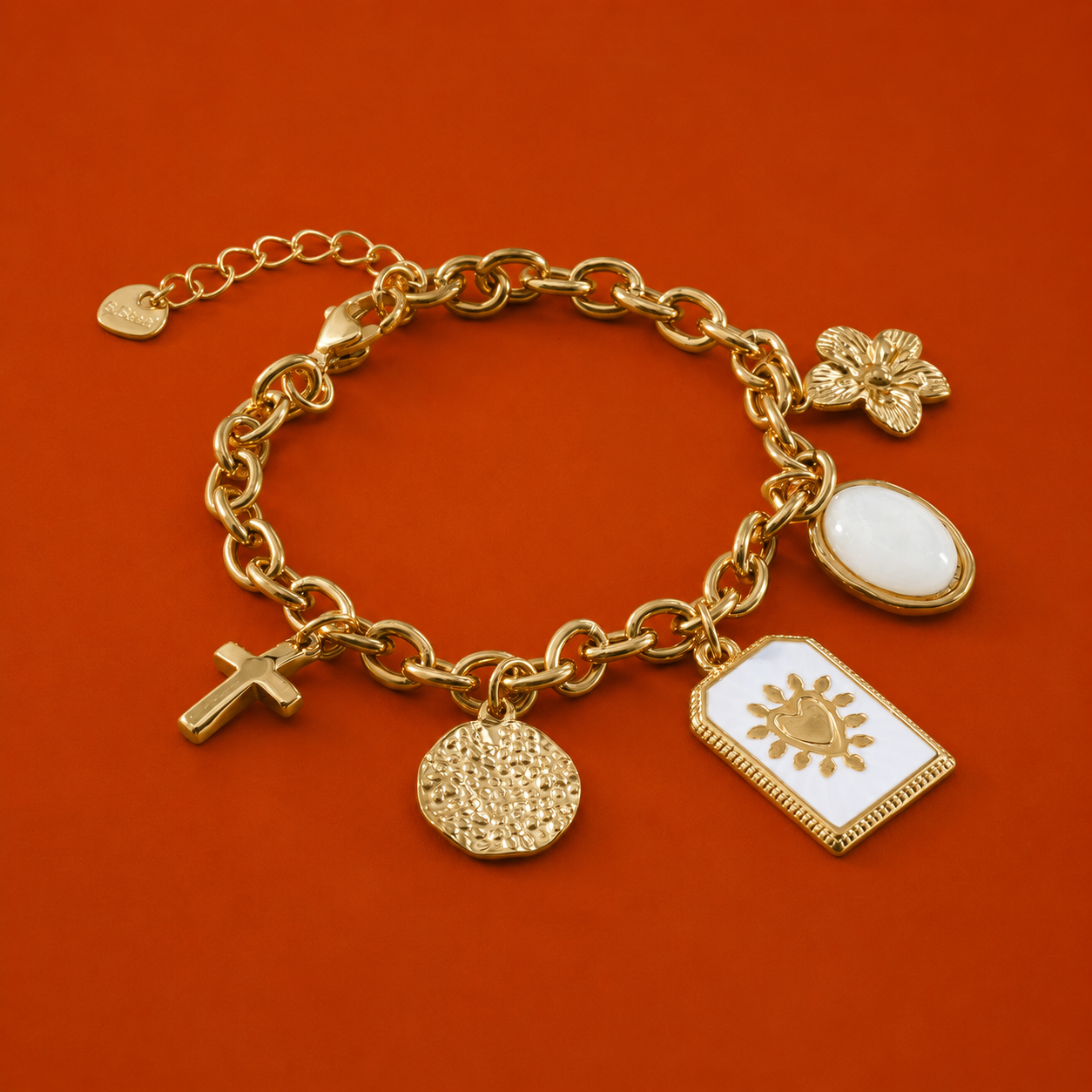 Bracelet doré à charms ex-voto et pendentif ovale émaillé