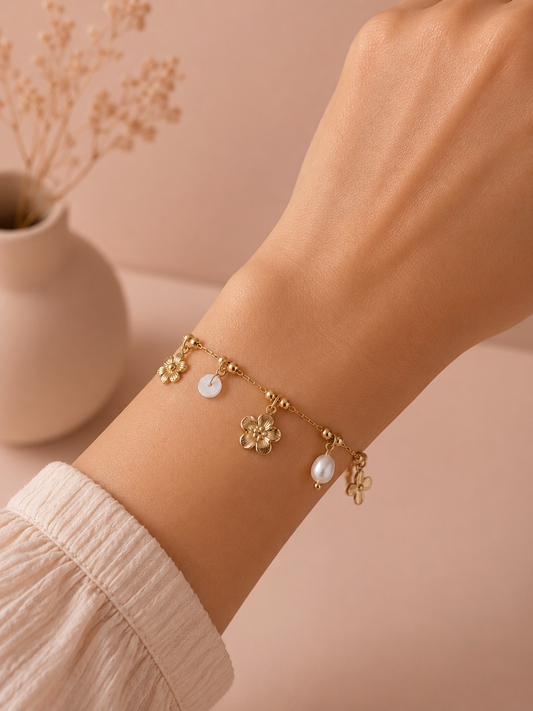 Bracelet fin charms fleurs délicates et perle