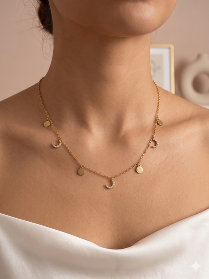 Collier doré à pendentifs strassées et pastilles