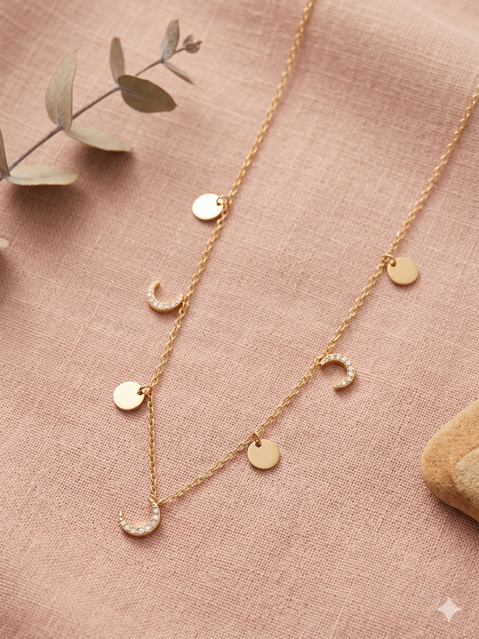 Collier doré à pendentifs strassées et pastilles