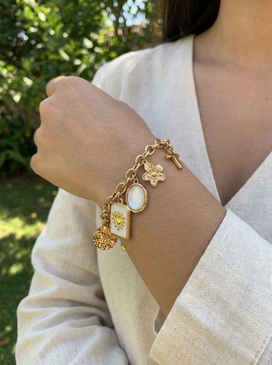 Bracelet doré à charms ex-voto et pendentif ovale émaillé