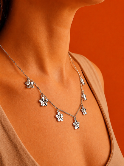 Collier orné de sept fleurs martelées