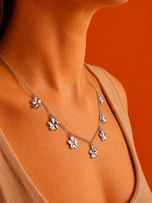 Collier orné de sept fleurs martelées