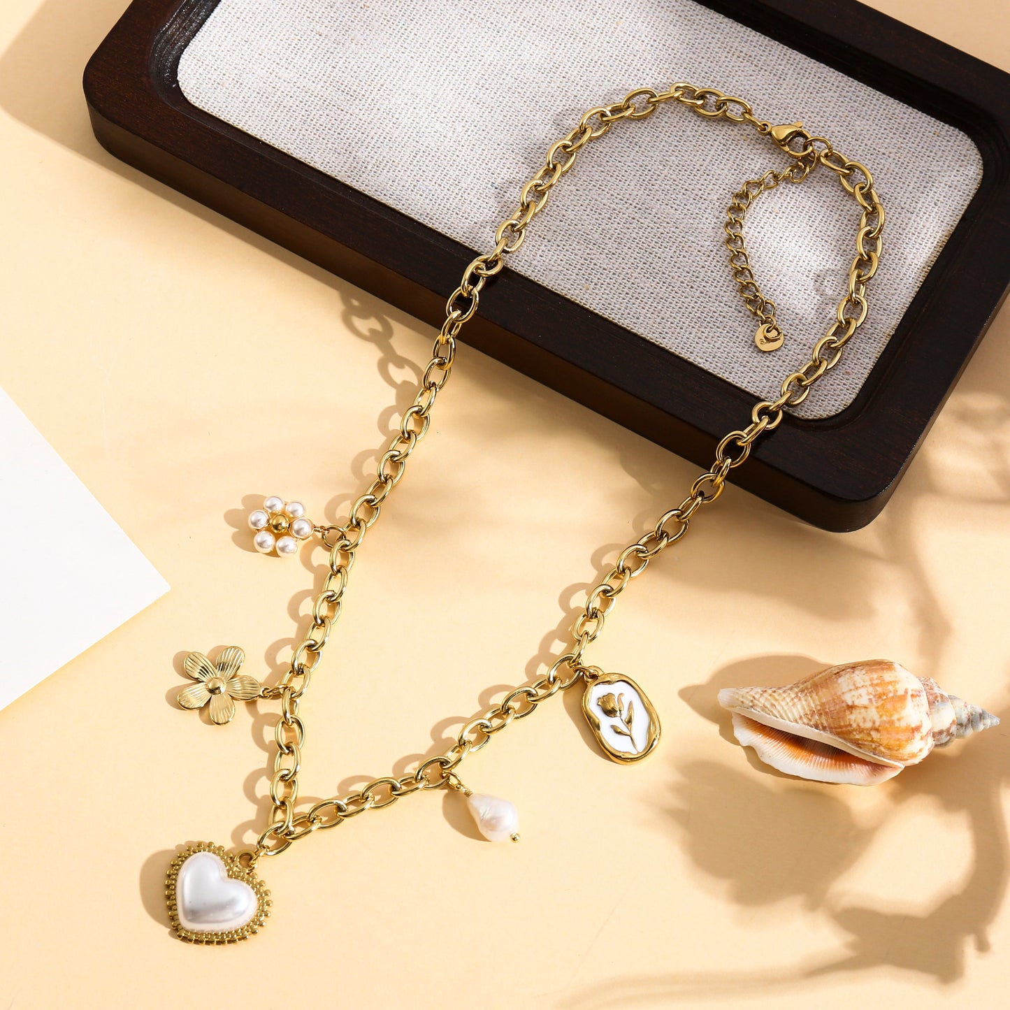 Collier doré à charms cœur perlé et fleurs