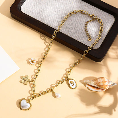 Collier doré à charms cœur perlé et fleurs