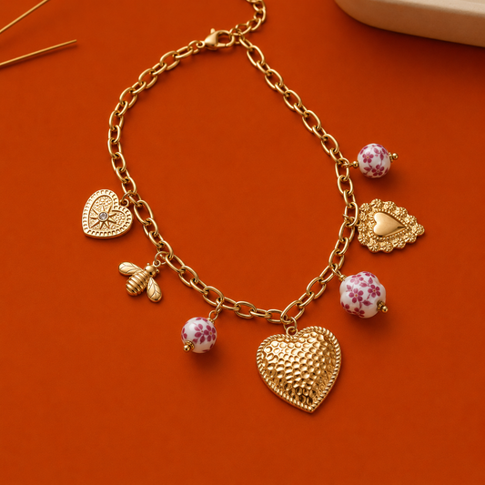 Collier dorée pendentifs cœurs texturés et porcelaines roses