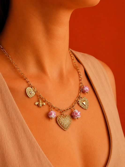 Collier dorée pendentifs cœurs texturés et porcelaines roses