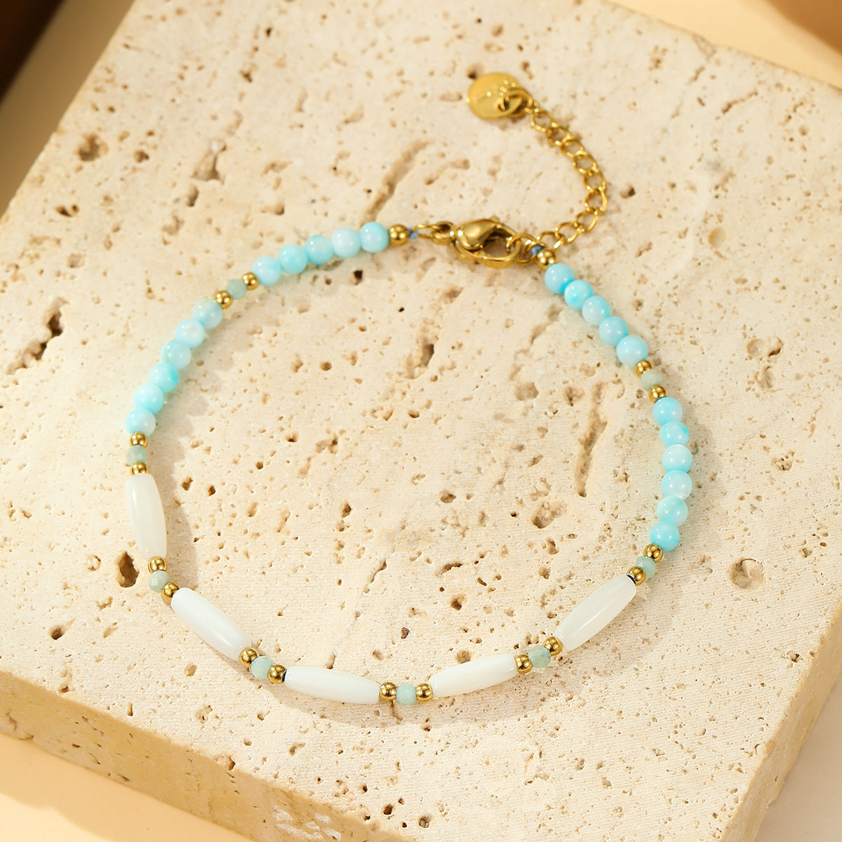 Bracelet Doré Perles et Éclats de Nacre Allongés