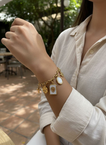 Bracelet doré à charms ex-voto et pendentif ovale émaillé