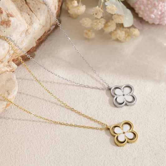 Collier fleur nacrée contour ajouré
