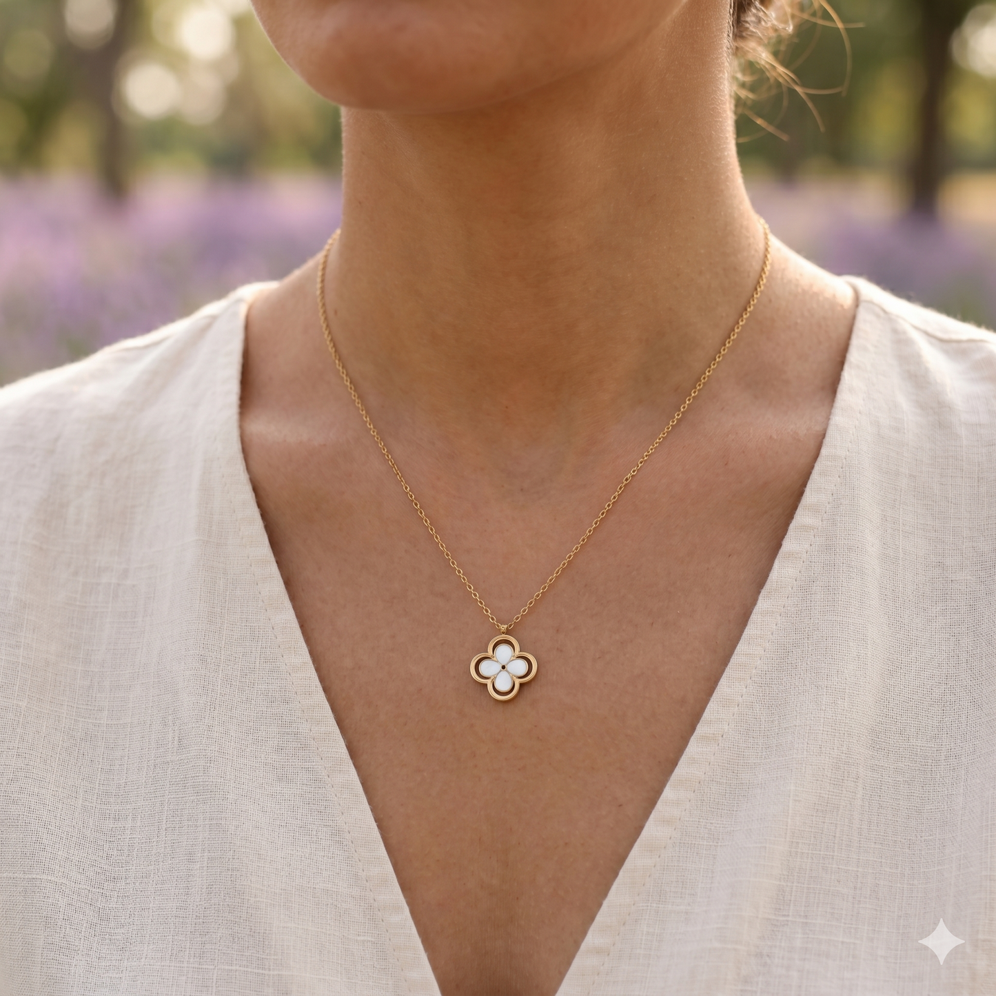 Collier fleur nacrée contour ajouré