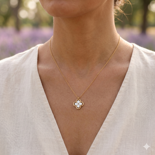 Collier fleur nacrée contour ajouré
