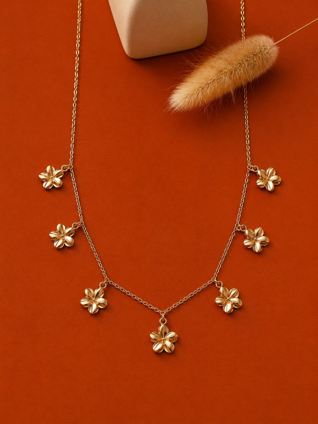 Collier orné de sept fleurs martelées