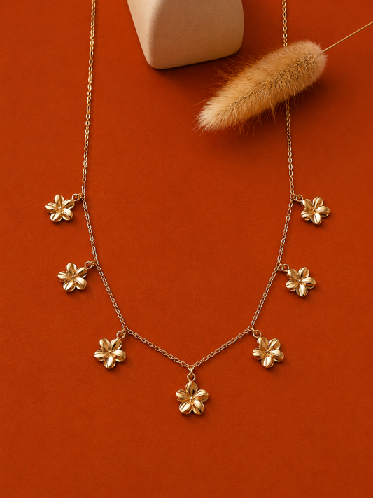 Collier orné de sept fleurs martelées