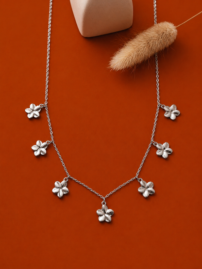 Collier orné de sept fleurs martelées