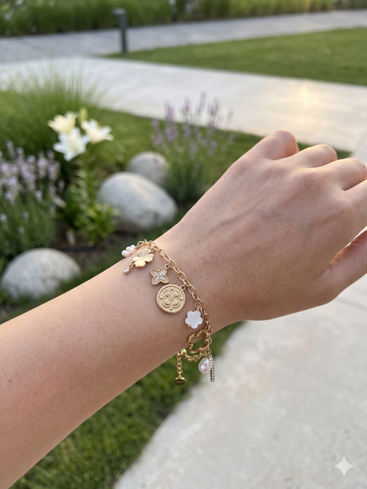 Bracelet doré à charms trèfles et perles effet bonheur